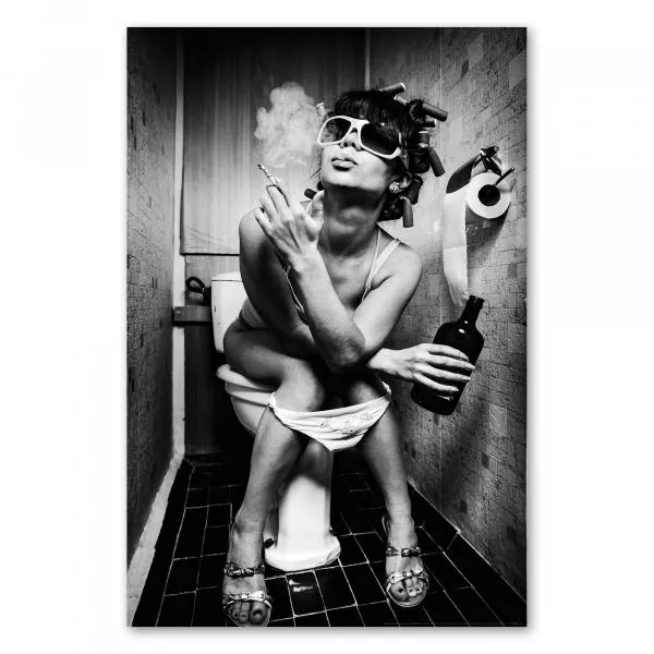 Junge Frau auf Toilette mit Sonnenbrille, Zigarette, Schnapsflasche und Lockenwicklern, humorvolle Party-Vorbereitung. Junge Frau auf Toilette mit Sonnenbrille, Zigarette, Schnapsflasche und Lockenwicklern, humorvolle Party-Vorbereitung.
